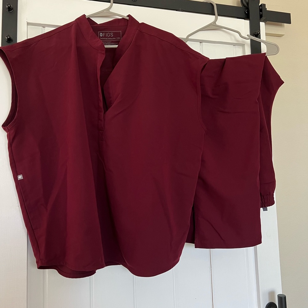 Figs scrub set wine. Oversized top xxl. Pants xxl
